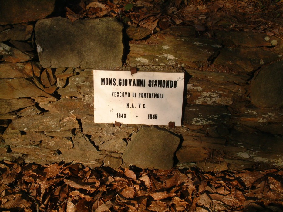 Placca commemorativa nel Parco della Resistenza del Monte Brugiana, dedicata a Mons. Giovanni Sismondo.