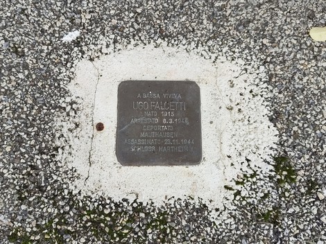 Pietra d'inciampo dedicata a Ugo Falcetti, con dettagli sulla sua vita e deportazione.