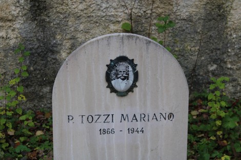 Monumento commemorativo che ricorda i martiri di Cicchetti, con la lapide di P. Tozzi Mariano.