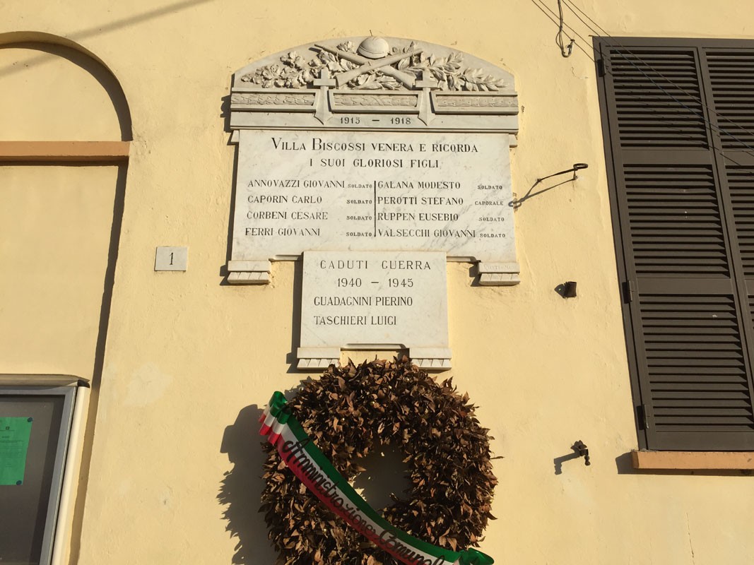 Lapide commemorativa ai caduti di Villa Biscossi, in ricordo dei soldati della Prima e Seconda guerra mondiale.
