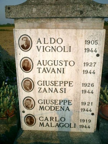 Monumento commemorativo in memoria dei lavoratori coatti uccisi, con nomi e date incisi sulla pietra.