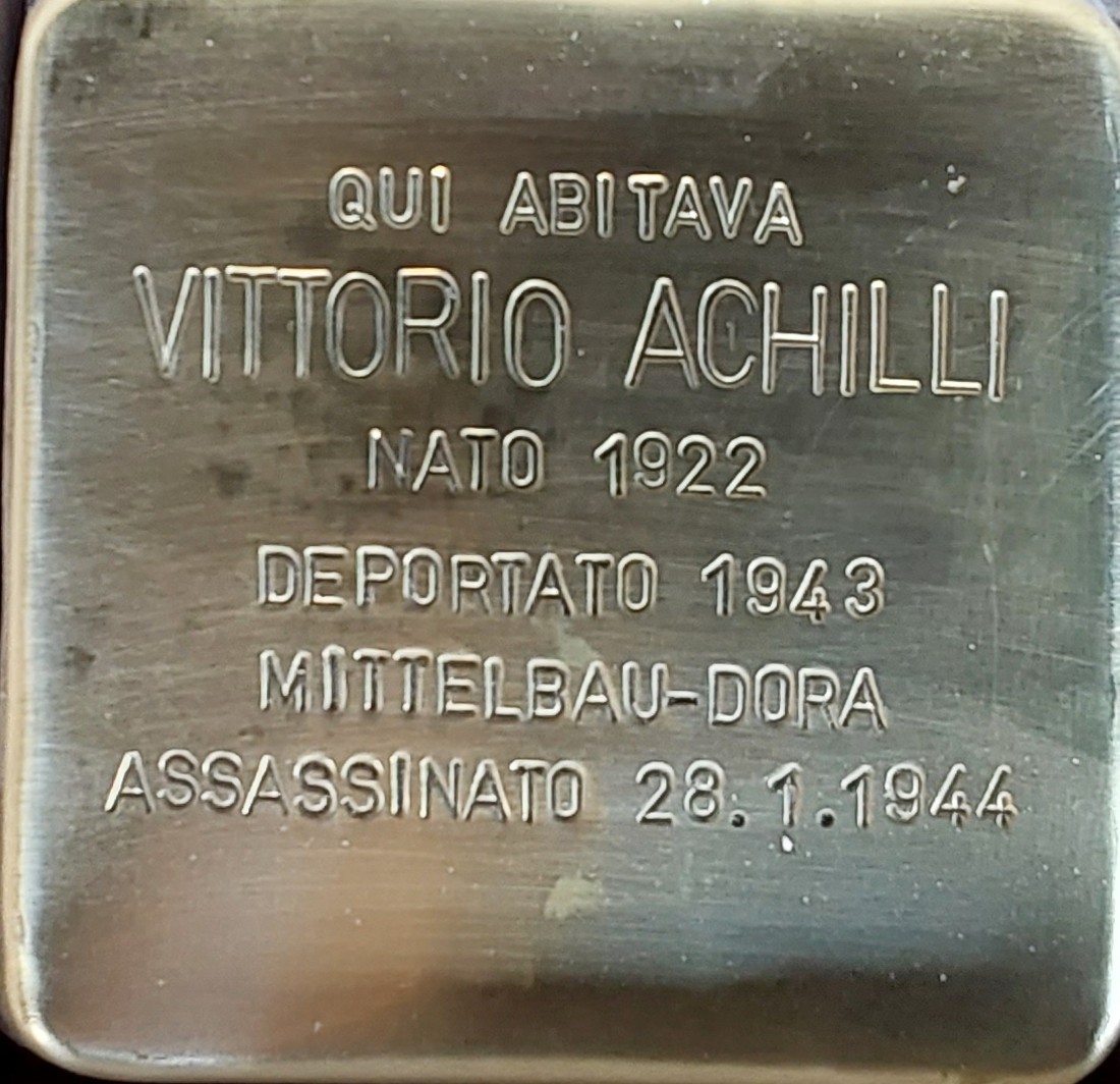 Pietra d’inciampo che commemora Vittorio Achilli, deportato e assassinato durante la Seconda Guerra Mondiale.