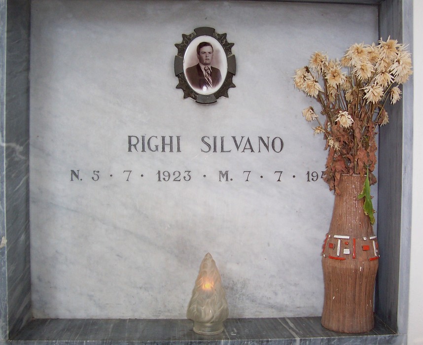 Cappella dedicata ai caduti partigiani, con monumento e omaggio floreale in memoria.