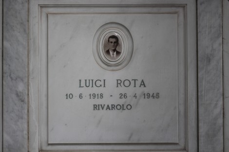 Monumento commemorativo a Luigi Rota, partigiano, con data di nascita e morte incisa su marmo.