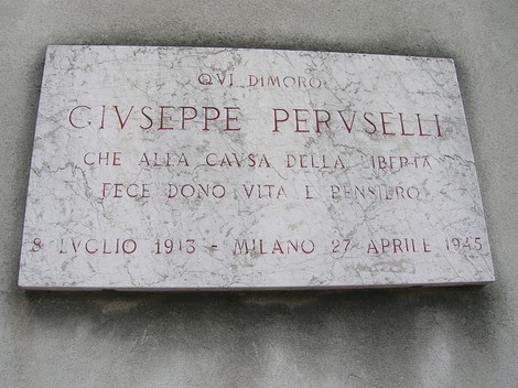 Lapide commemorativa di Giuseppe Peruselli, dedicata al suo sacrificio per la libertà e il pensiero.