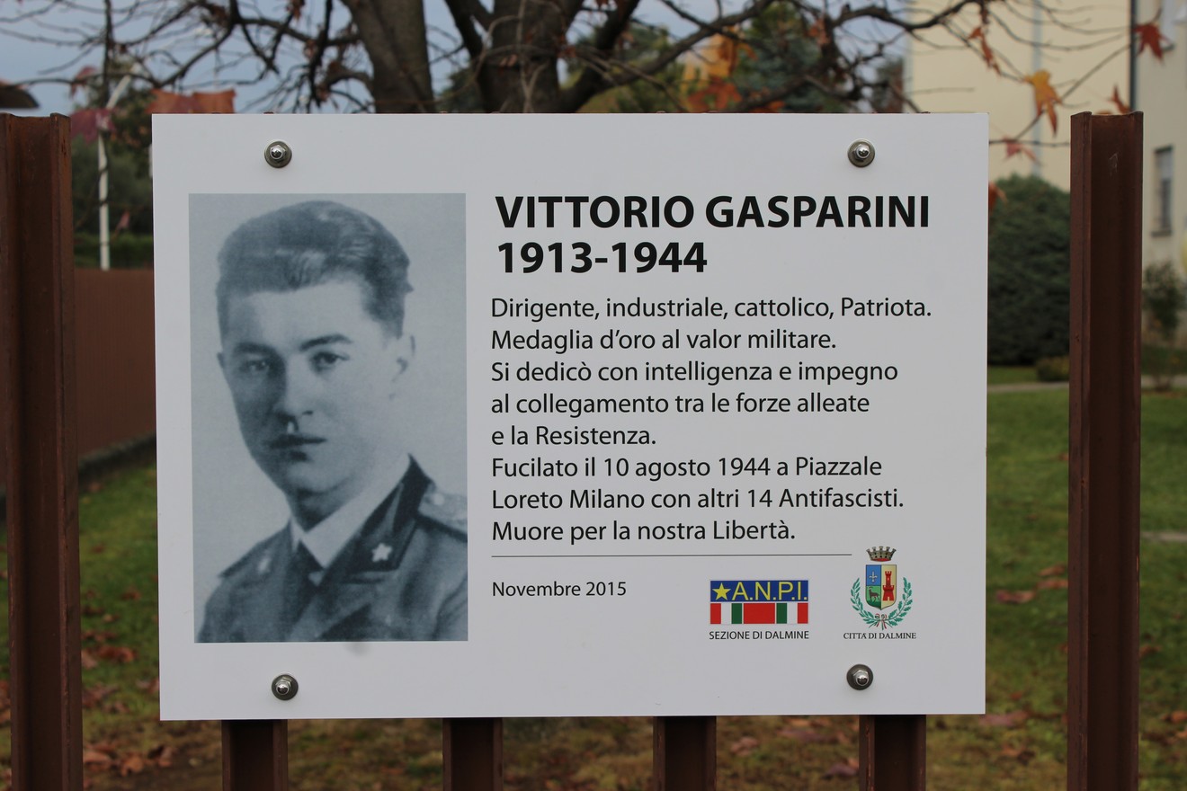 Targa commemorativa dedicata a Vittorio Gasparini con una breve biografia e dettagli sul suo contributo alla Resistenza.