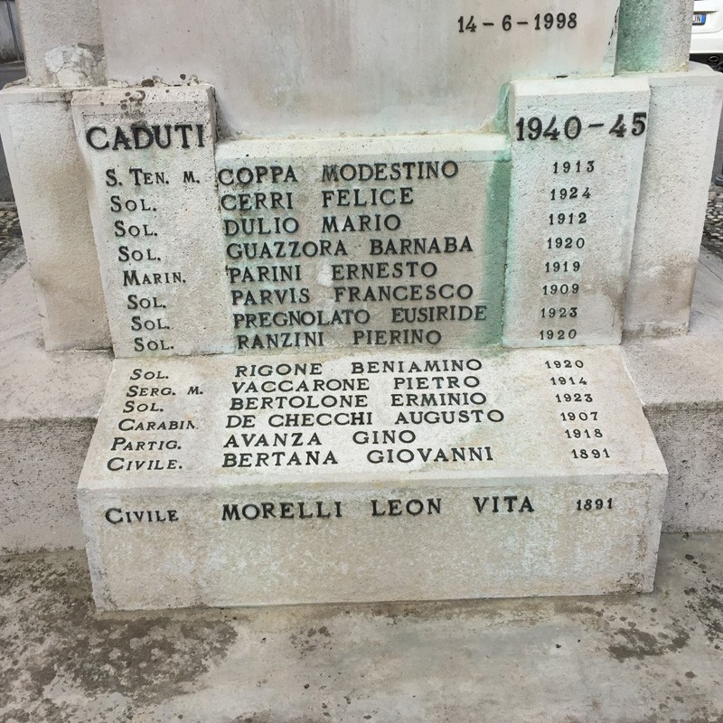 Monumento ai Caduti di Breme, commemorazione dei soldati perduti nel conflitto 1940-45, con nomi incisi.
