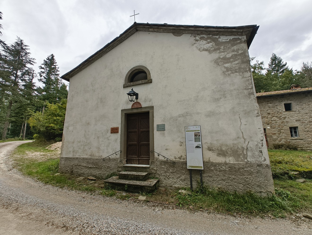 Oratorio di Vallucciole: piccola chiesa immersa nella natura, caratterizzata da una semplice facciata in pietra.