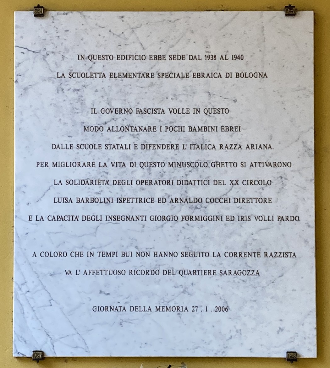 Lapide commemorativa che ricorda la Scuola Ebraica di Bologna e il suo valore educativo.