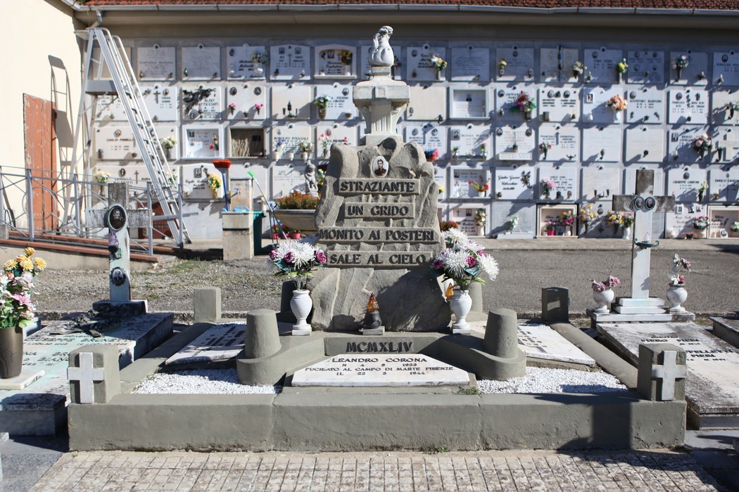 Monumento commemorativo a Meglini e ai fucilati di Campo di Marte, con lapide e decorazioni floreali.
