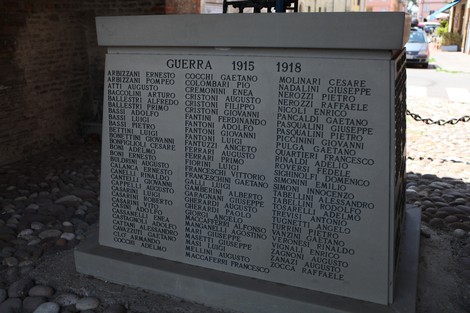 Monumento ai Caduti di Piumazzo con iscrizioni dedicate ai soldati della Prima Guerra Mondiale.