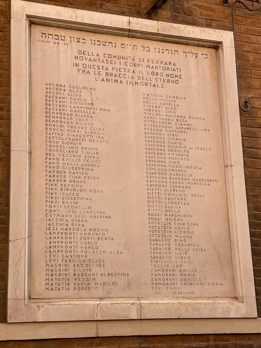 Lapidi commemorative della comunità ebraica di Ferrara, in memoria delle vittime e dei membri della sinagoga.