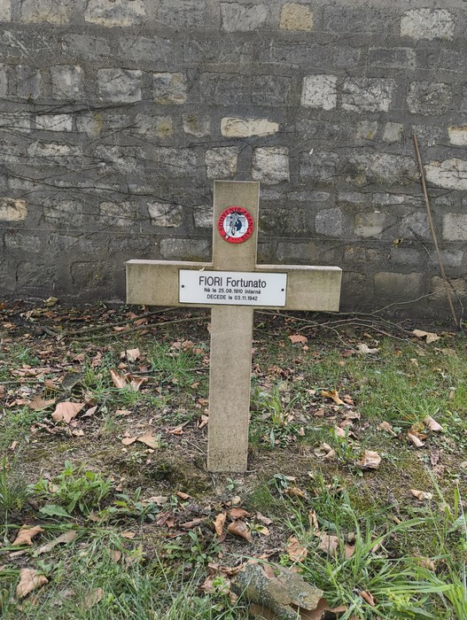 Croce commemorativa nel "Campo dei Fucilati", simbolo di memoria e rispetto per le vittime.