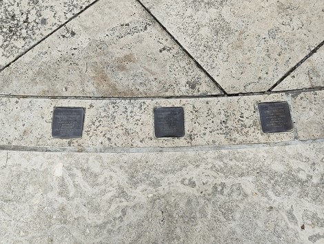 Pietre d'inciampo commemorative dedicate agli operai della Saffa su un pavimento in cemento.