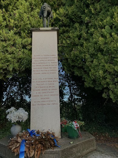 Monumento dedicato ai martiri del 5 settembre 1944, simbolo di memoria e rispetto per i caduti.