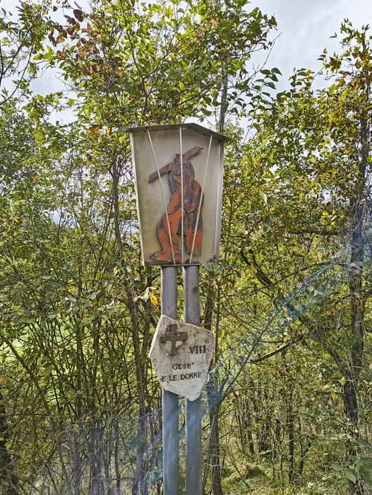 Immagine della Via Crucis di Casaglia, con stazioni immerse nella natura e segni iconografici rappresentativi.