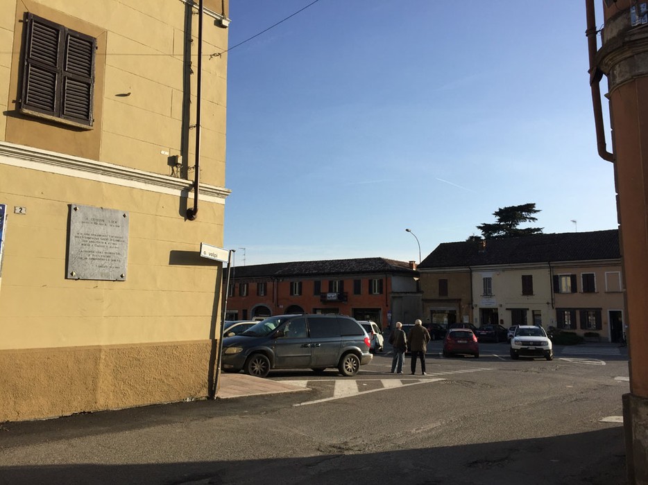 Lapide commemorativa dedicata a Loew, situata in una piazza storica con edifici colorati.