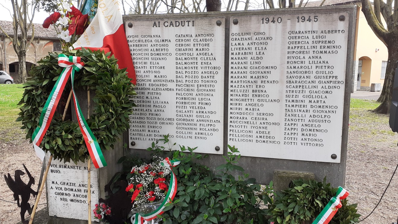 Monumento ai caduti di Imola, commemorazione dei soldati persi nelle guerre 1940-1945. Decorato con corone e tricolore.