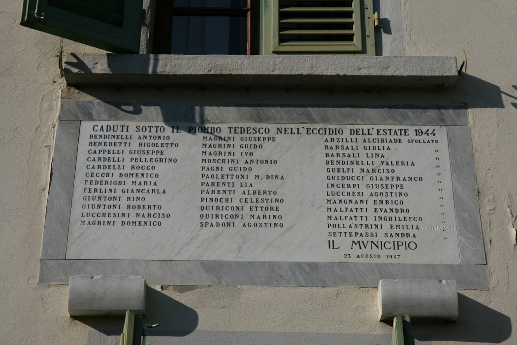 Lapide commemorativa dedicata ai caduti civili nell'eccidio del 1944, situata presso il municipio.