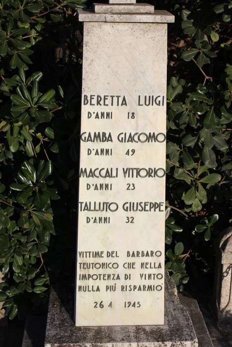 Monumento commemorativo con nomi di caduti dell'Insurrezione su una stele in pietra.