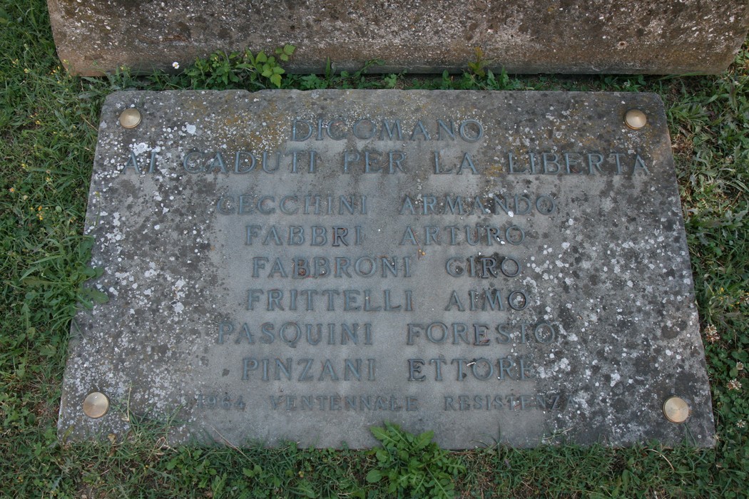 Monumento ai caduti della Resistenza, in ricordo dei sacrifici per la libertà e la dignità.