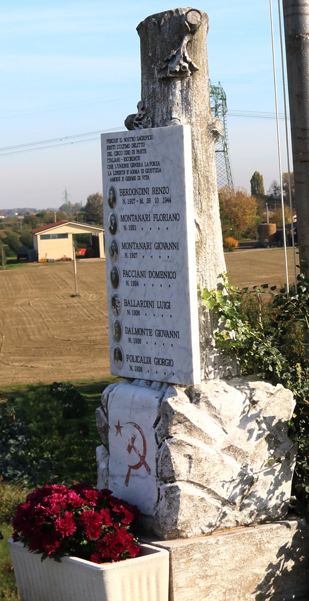 Monumento ai Martiri del Senio, dedicato ai caduti della Seconda Guerra Mondiale, immerso nel verde della campagna.