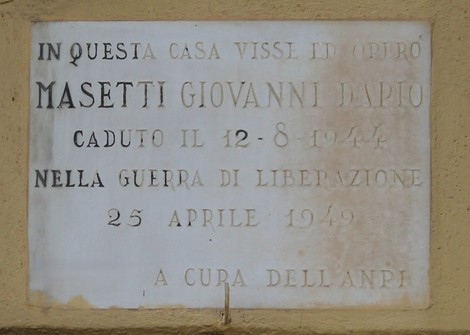 Lapide commemorativa dedicata a Giovanni Masetti, caduto nel 1944 durante la Guerra di Liberazione.
