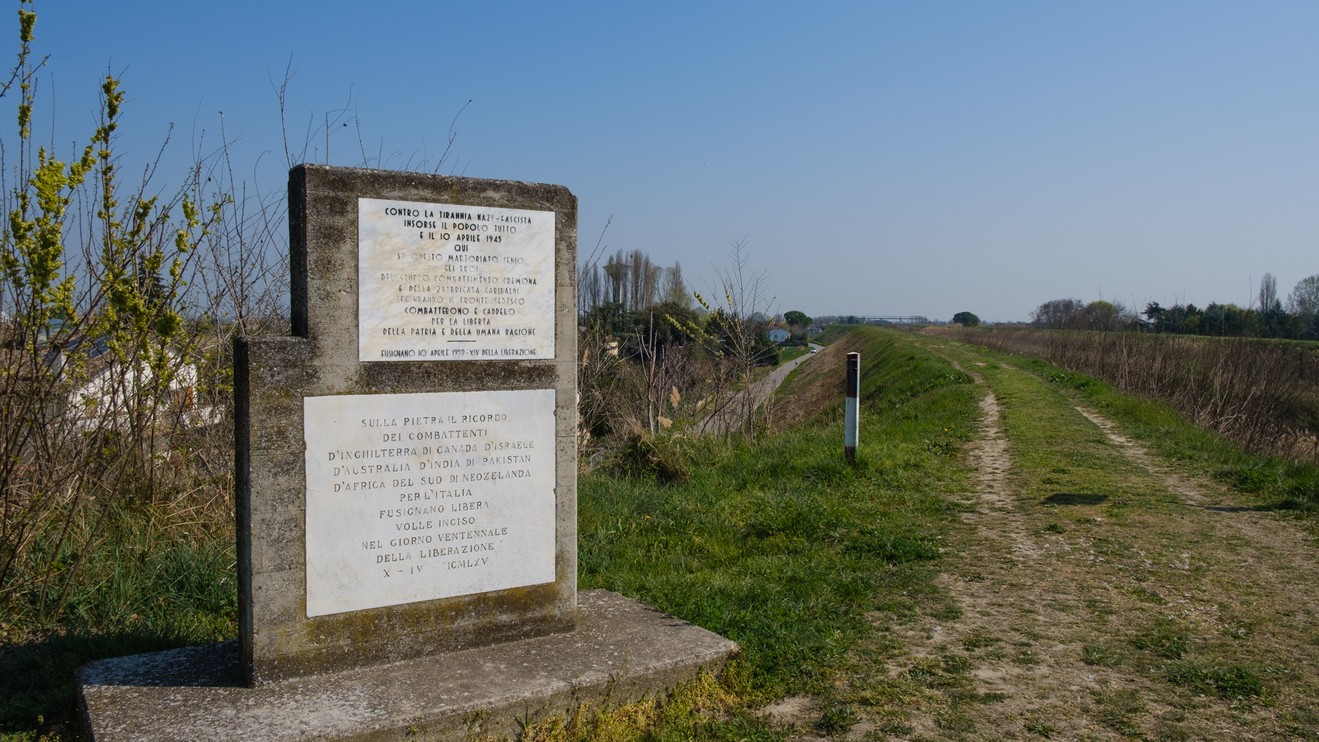 Monumento commemorativo sullo sfondamento della Linea del Senio, con sentiero e verde circostante.
