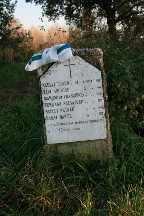 Cippo commemorativo dedicato ai caduti di Casa Silvestri, con elenchi di nomi e date.