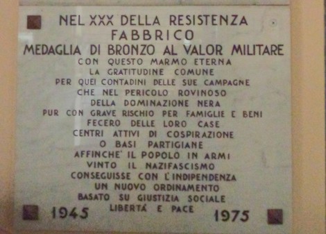 Lapide commemorativa dedicata alla resistenza civile dei contadini, simbolo di lotta per la libertà e la giustizia.