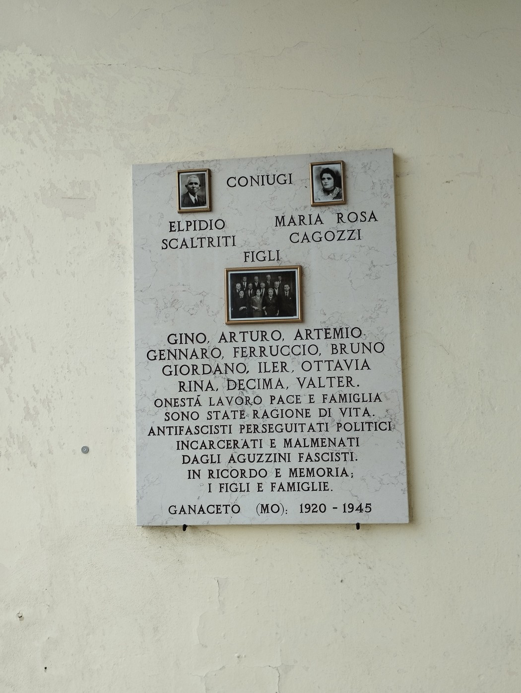 Lapide commemorativa per la famiglia Scaltriti e Cagozzi, in memoria di congiunti e perseguitati politici. Ganaceto.