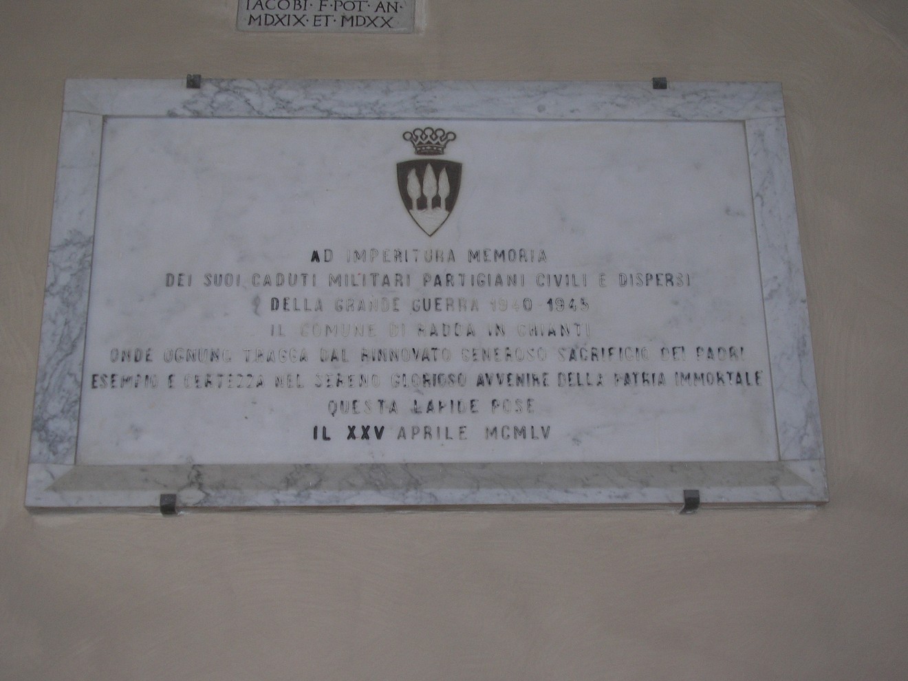 Lapide commemorativa dedicata ai caduti durante la Seconda Guerra Mondiale, situata presso il municipio.