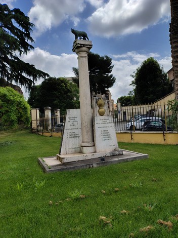Monumento ai granatieri con statue e iscrizioni, immerso in un verdeggiante spazio pubblico.