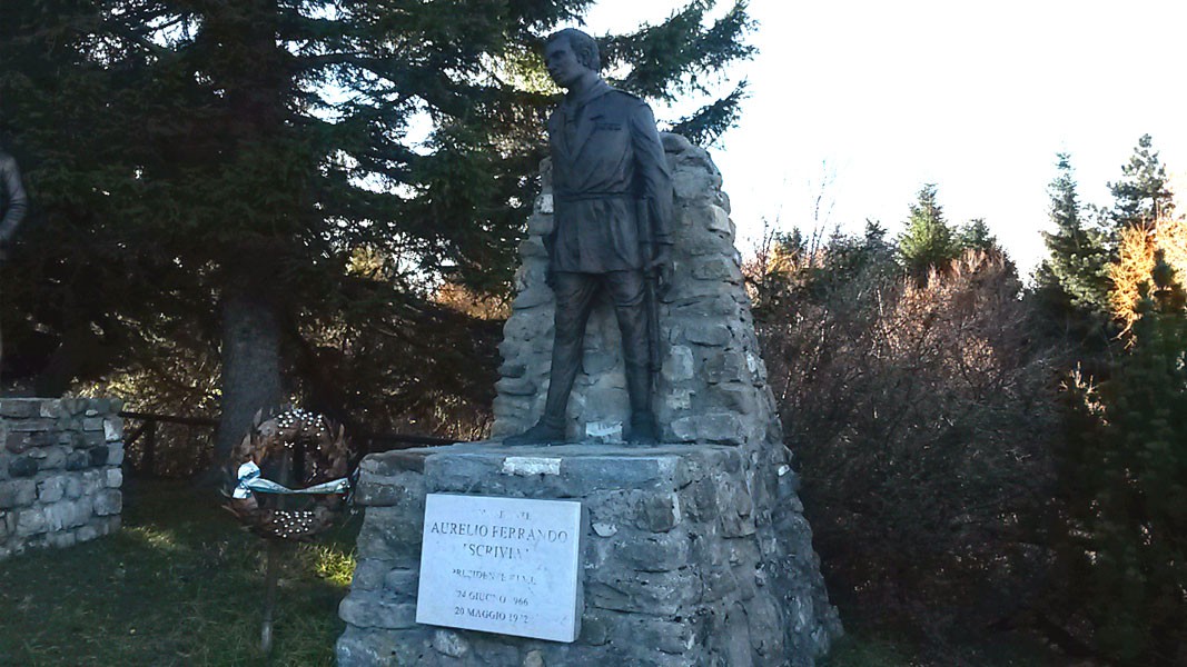 Sacrario dei caduti di Monte Penice, memoriale dedicato ai soldati, immerso nella natura.