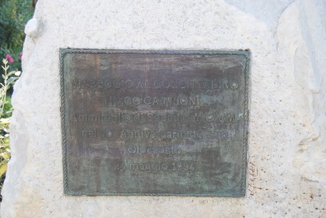 Monumento a Campioni, dedicato alla memoria delle vittime dell'Olocausto. Situato in un contesto commemorativo.