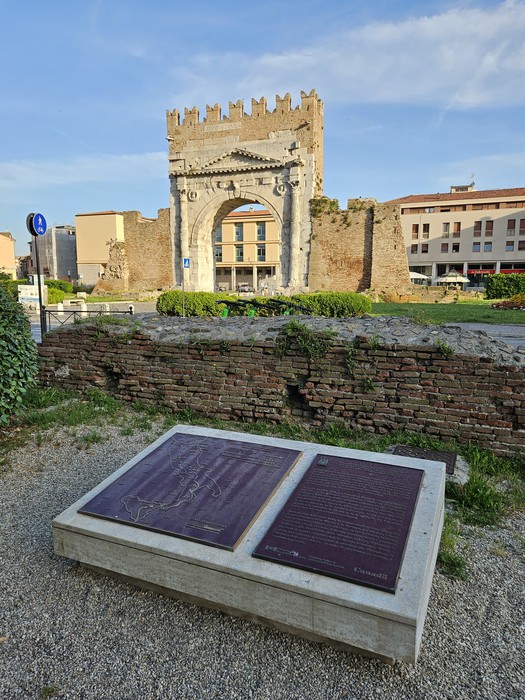 Rovine storiche con targa informativa sulla Linea Gotica, contesto di rilevanza storica della Seconda Guerra Mondiale.