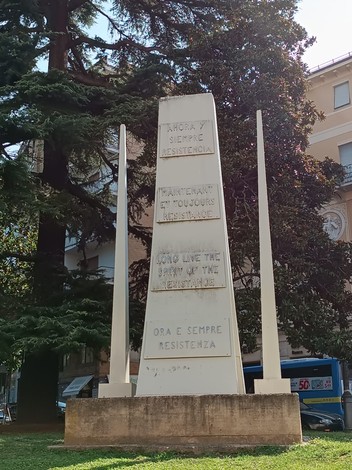 Monumento alla Resistenza, simbolo di lotta e libertà, situato in un giardino pubblico.
