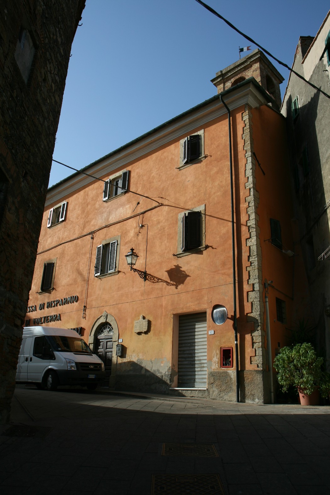 Lapide a Siviero, edificio storico con facciata arancione, situato in una piazza del centro.