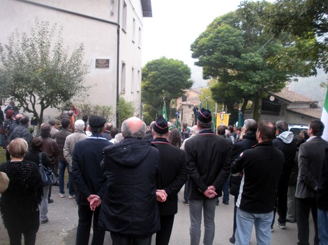 Cerimonia commemorativa alla Targa a Valpi, con un gruppo di persone riunite in un’atmosfera di ricordo.