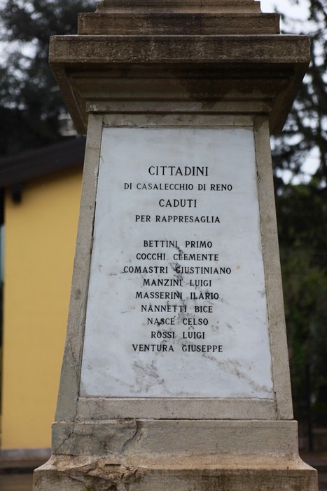 Monumento commemorativo con nomi di caduti per la Libertà, situato a Casalecchio di Reno.