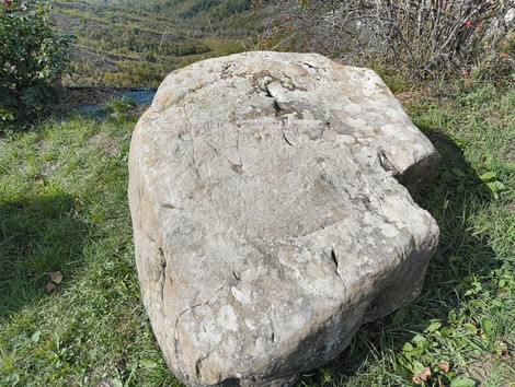 Monumento dedicato ai partigiani caduti, situato a Monte Sabbiuno, circondato da natura e storia.