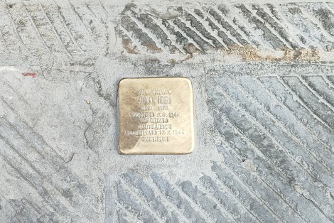 Pietra d'inciampo dedicata a Iori, commemorativa di una vita vissuta nel ricordo della storia.