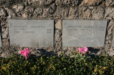 Ossario di Sant'Anna di Stazzema, commemorazione delle vittime della Seconda Guerra Mondiale con lapidi e fiori.