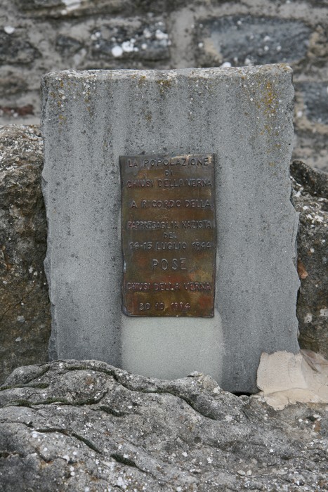 Cippo commemorativo che ricorda una rappresaglia, posto in onore delle vittime del conflitto.