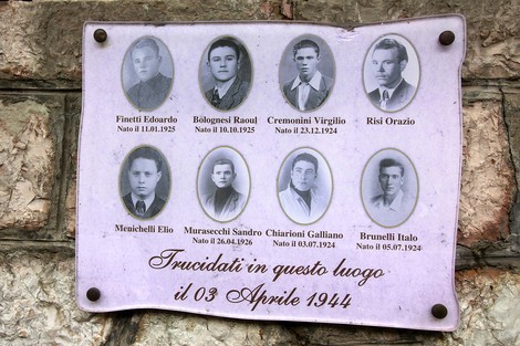 Monumento commemorativo dedicato alle vittime della strage di Piedipaterno, con immagini e nomi in ricordo.