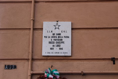 Lapide commemorativa dedicata a Rocco Giuseppe, partigiano caduto per la libertà, risalente al 1945.