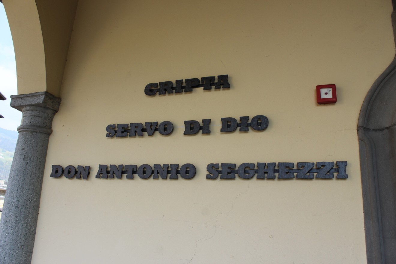 Cripta di Seghezzi con iscrizioni che commemorano Don Antonio Seghezzi, in un contesto suggestivo.