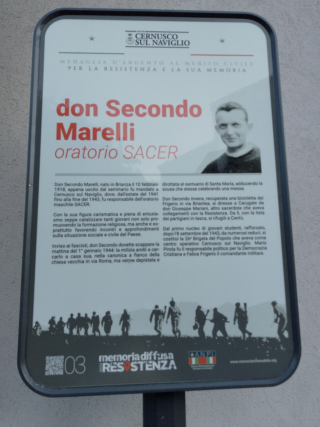Targa commemorativa dedicata a don Secondo Marelli, con dettagli sulla sua vita e opere.