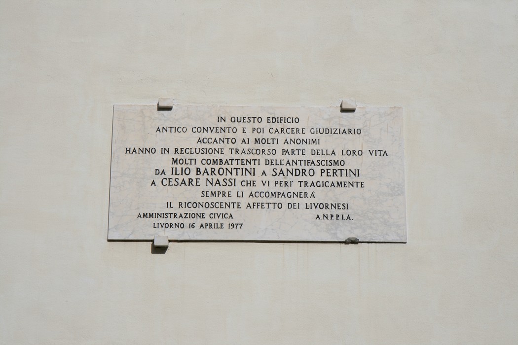 Lapide commemorativa nel carcere giudiziario di Livorno, dedicata a combattenti antifascisti.