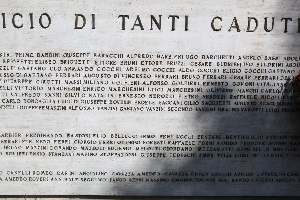 Monumento ai Caduti con nomi incisi in memoria dei militari e civili persi nella guerra.